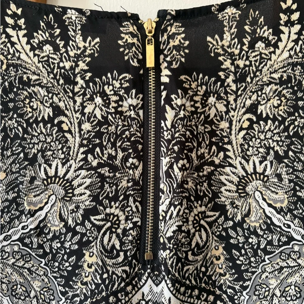 Rose & Olive Black and White Paisley Tunic Top - Picture 4 of 5